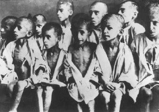 Quand les juifs Ashkénazes massacraient les juifs Juifs Séfarades! Enfants-survivants-du-camp-de-concentration-de-ravensbrc3bcck-en-19451-e1344681381687