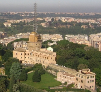 Le monastère Mater Ecclesiae avec au fond radio Vatican